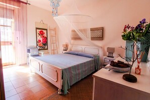 1 habitación y tabla de planchar con plancha 