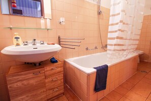 Tina, secadora de cabello, bidet 