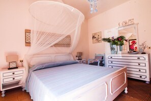 1 chambre, fer et planche à repasser