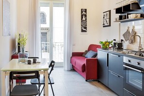 Micro-ondes, four, plaque de cuisson, cafetière/bouilloire