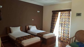 Habitación doble, 2 camas individuales (+extra bed) | Escritorio, tabla de planchar con plancha, camas extra y ropa de cama
