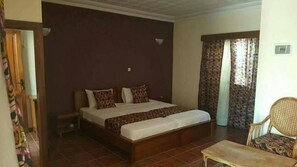 Habitación doble, 1 cama matrimonial | Escritorio, tabla de planchar con plancha, camas extra y ropa de cama