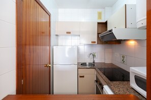 Frigorífic, microones, forn i cafetera i tetera