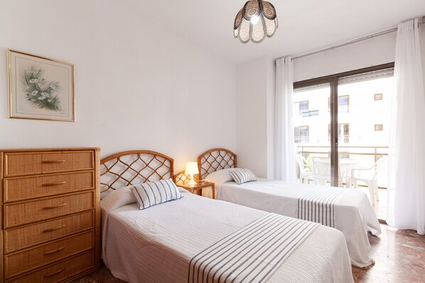 Iron/ironing board, bed sheets