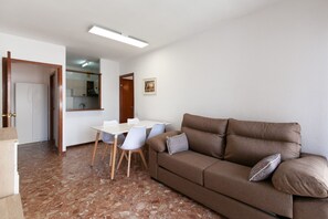 TV - Centrally-Located Apartment with Shared Pool · UHC CASALMAR 185 (Salou)