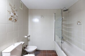 Bathtub, towels - Centrally-Located Apartment with Shared Pool · UHC CASALMAR 185 (Salou)