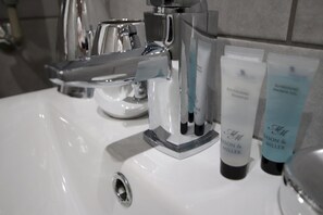 Hair dryer, towels - The Eureka! Family Apartment 216 (Halifax)