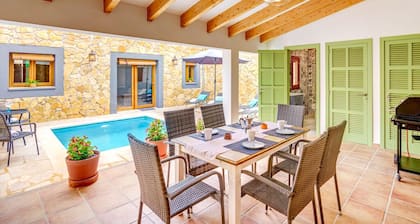 Es Trast: Wifi, Pool und private Terrasse.