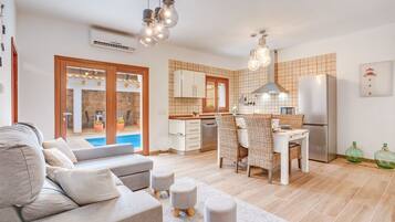 Una televisión, una chimenea