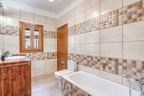 Duschwanne, Haartrockner, Bidet, Handtücher
