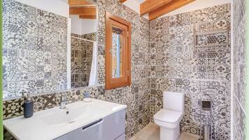 Ducha y bañera combinadas, secador de pelo, bidé y toallas