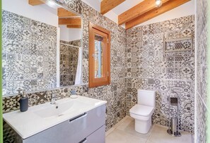 Bañera con ducha, secador de pelo, bidet, toallas