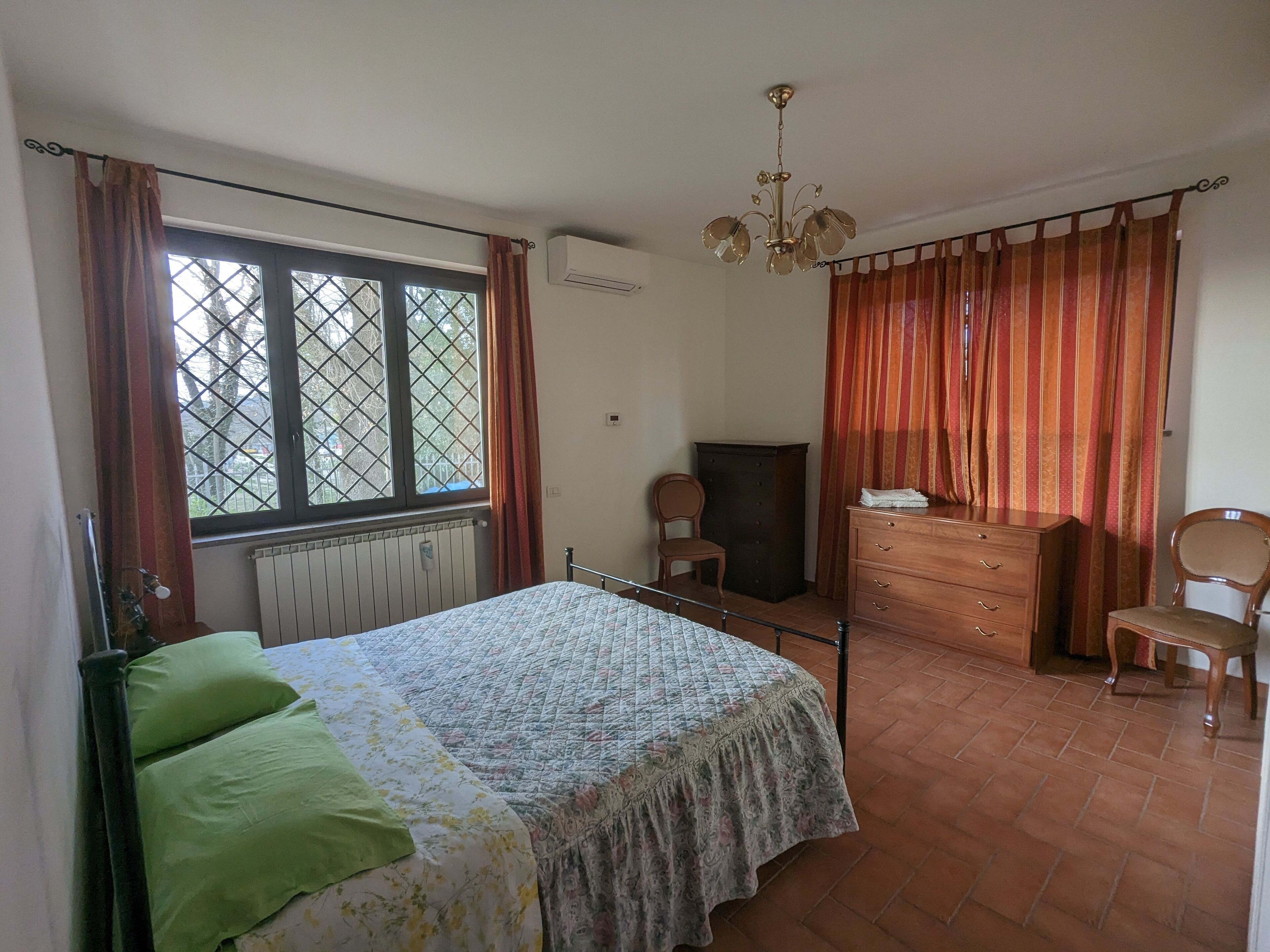 4 bedrooms, in-room safe, desk, iron/ironing board