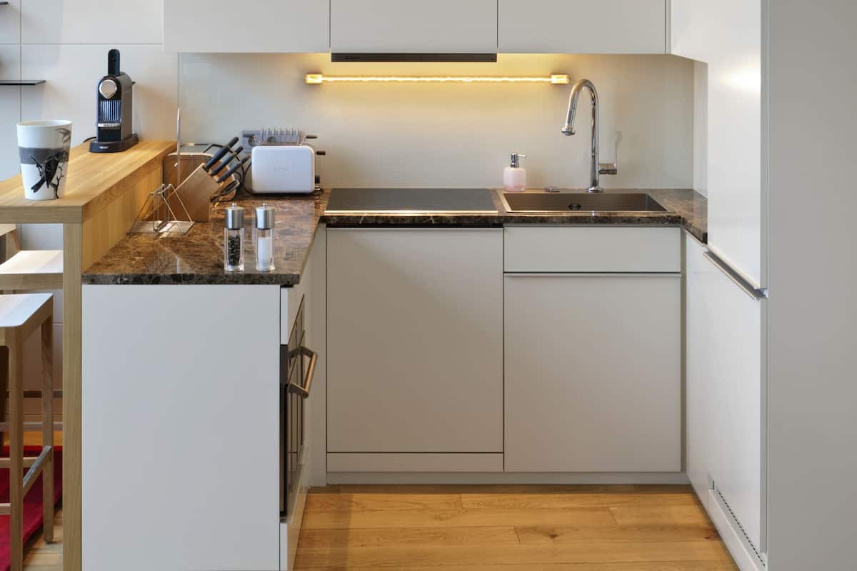 Frigorifero, forno, piano cottura, lavastoviglie