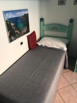 2 Schlafzimmer, Schreibtisch, Bettwäsche