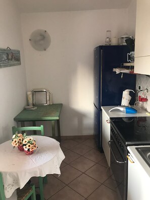 Kühlschrank, Ofen, Herdplatte, Kochgeschirr/Geschirr/Besteck