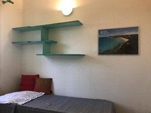 2 Schlafzimmer, Schreibtisch, Bettwäsche