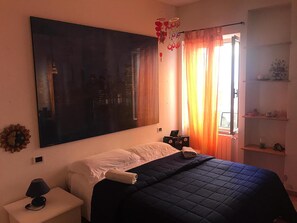 2 Schlafzimmer, Schreibtisch, Bettwäsche