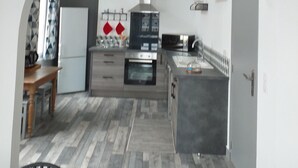 Una cocina moderna con un arco, horno empotrado y refrigerador.