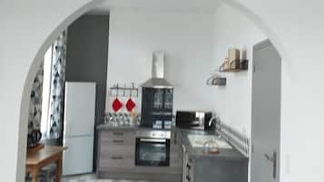 Geladeira, micro-ondas, fogĂŁo, cooktop