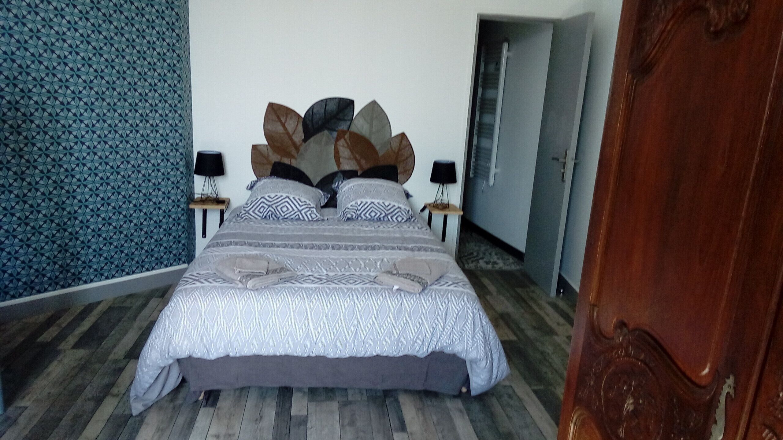 1 habitación, tabla de planchar con plancha y cuna de viaje 