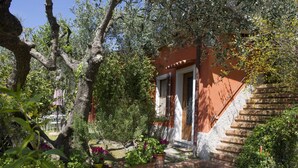 Exterior - VILLINO LA CASETTA - Castelnuovo Magra - Independent Villa dipped in the green of secular olives, on the border between Liguria and Tuscany close to the Cinque Terre. (Castelnuovo Magra)