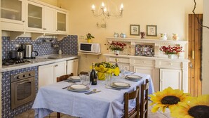 Coffee/tea maker, fridge, microwave, oven - VILLINO LA CASETTA - Castelnuovo Magra - Independent Villa dipped in the green of secular olives, on the border between Liguria and Tuscany close to the Cinque Terre. (Castelnuovo Magra)