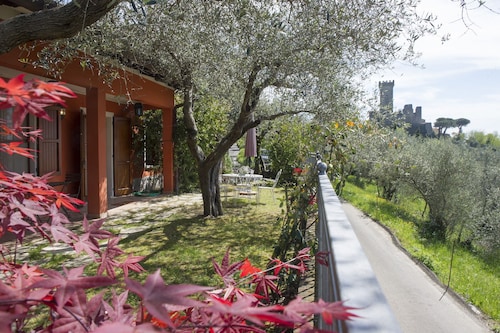 VILLINO LA CASETTA - Castelnuovo Magra - Independent Villa dipped in the green of secular olives, on the border between Liguria and Tuscany close to the Cinque Terre.