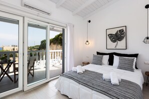 3 bedrooms, desk, soundproofing, iron/ironing board