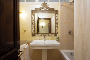 Duschwanne, Haartrockner, Bidet, Handtücher