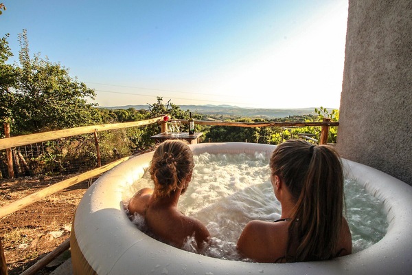 Outdoor spa tub