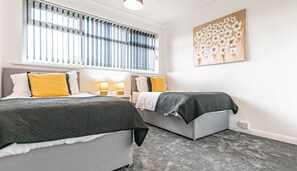 4 bedrooms, desk, iron/ironing board, free WiFi - Lowton Spacious 4BR House | Ideal for Long Stays | Contractors &Families Welcome (Lowton)