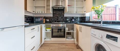 Geladeira, micro-ondas, fogão, cooktop