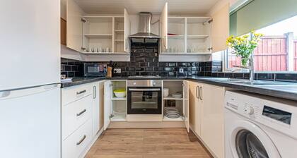 Lowton Spacious 4BR House | Ideal for Long Stays | Contractors &Families Welcome