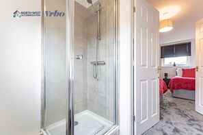 Combined shower/bathtub, hair dryer, towels, soap