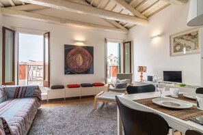TV - Carmini Canal View and balcony with Lift (Venezia)