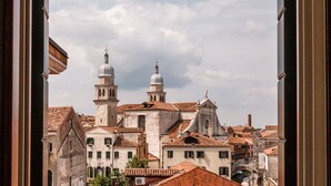 Une vue de bâtiments historiques, dotés de toits en dôme et de clochers, qui font probablement partie d’un paysage urbain.
