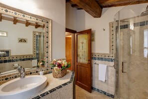 Douche, sèche-cheveux, serviettes fournies, savon
