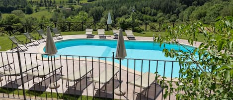 Una piscina al aire libre