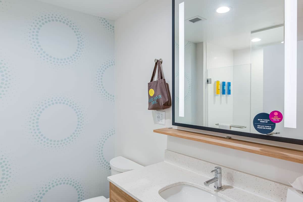 Escritorio, cortinas blackout y tabla de planchar con plancha