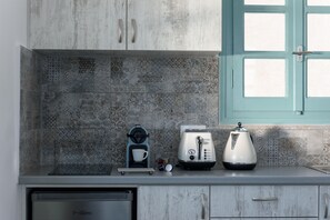 Fridge, stovetop, coffee/tea maker, electric kettle