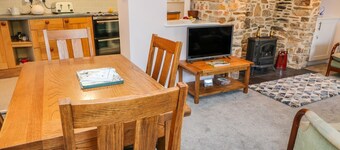 Courtyard Cottage : Sleeps 4 with 2 Bathrooms in Hilltop Village 