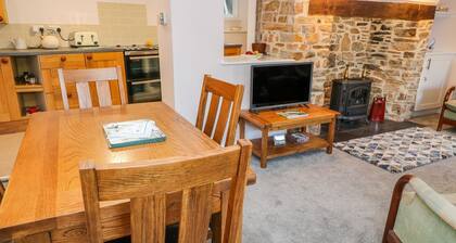 Courtyard Cottage : Sleeps 4 with 2 Bathrooms in Hilltop Village