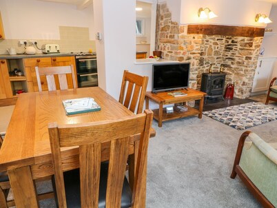 Courtyard Cottage : Sleeps 4 with 2 Bathrooms in Hilltop Village