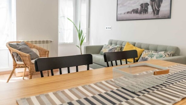 A modern living room with a grey sofa, two black chairs, a wooden coffee table, and a striped rug. - La Fontina de Luarca (Luarca)
