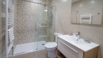 Artículos de higiene personal gratuitos, secador de pelo y toallas