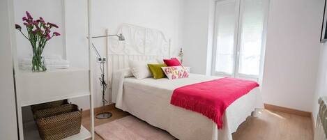 2 habitaciones y tabla de planchar con plancha