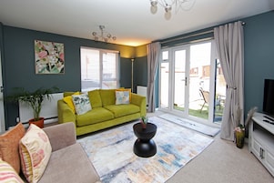Executive House, 3 Bedrooms | Living area