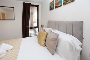 Apartamento ejecutivo, 1 habitación | Ropa de cama hipoalergénica, escritorio, tabla de planchar con plancha