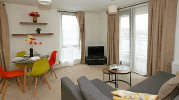 Executive Apartment, 1 Bedroom | Living room | Flat-screen TV